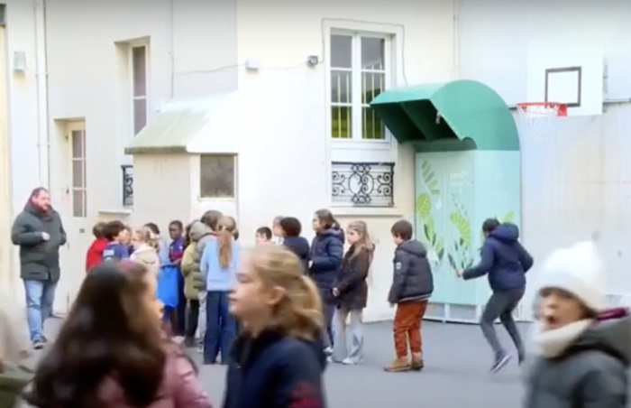 Cour ecole Victoire avec enfants 2